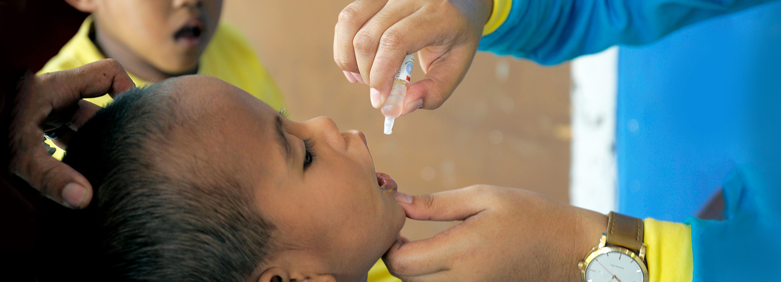 A child receiving oral polio drops (Image © Pacific Press/Getty Images)