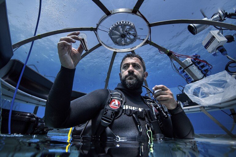 Emilio Mancuso, the biologist in charge of seeding plants, demonstrates how this is possible underwater. Seeding and harvesting are the only steps that require human intervention. 
