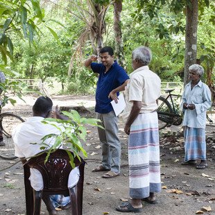 Upul speaks to villagers in Ginnoruwa