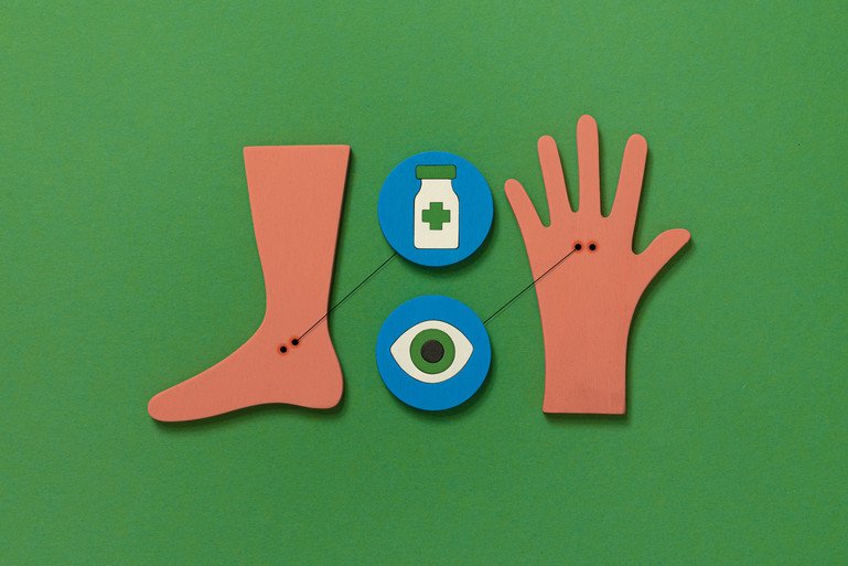 A cartoon foot and hand on a green background, both with visible snakebites. Between them are two blue circles, one with an cartoon eye and one with a cartoon medicine bottle